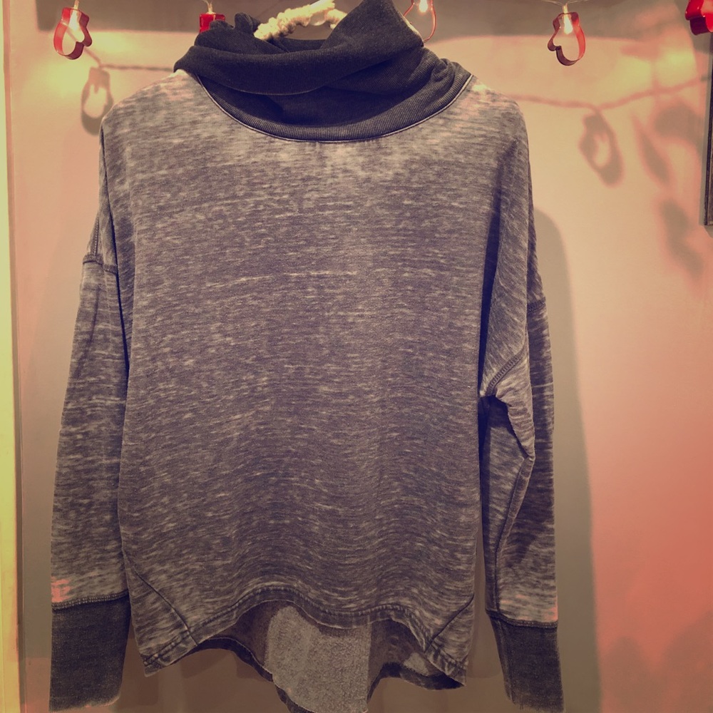 te verde cowneck sweatshirt.